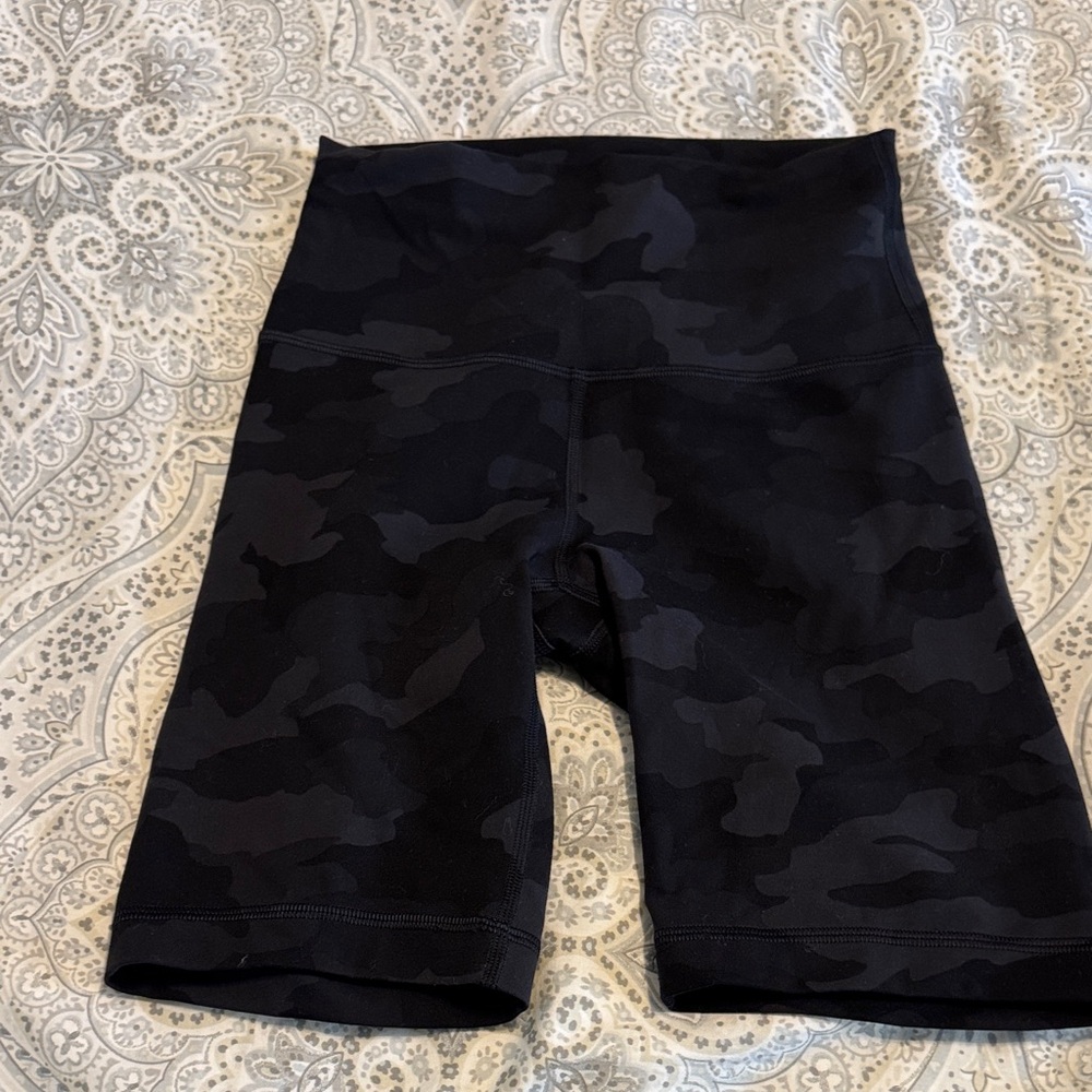 Lululemon Wunder Women's Black Camo High-Waisted Shorts 8 inches  size 4